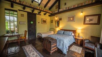 Habitación triple, chimenea, vistas a la montaña (Biblioteca) | 1 dormitorio y ropa de cama