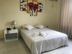 Basic Double Room, 1 Queen Bed | In-room safe, free WiFi, bed sheets - Hotel Viru Viru II (Santa Cruz)