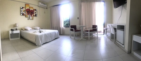 Quarto casal básico, 1 cama Queen | Cofres nos quartos, Wi-Fi de cortesia, roupa de cama