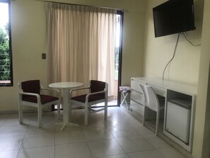 Basic-Doppelzimmer, 1 Queen-Bett | Zimmersafe, kostenloses WLAN, Bettwäsche