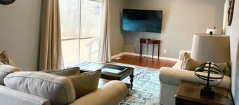 6Bdrm Retreat near Downtown Madison. Sleeps 12