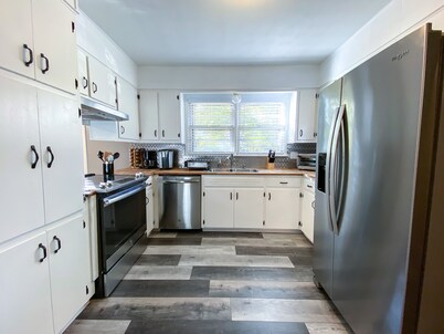 6Bdrm Retreat near Downtown Madison. Sleeps 12
