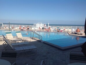 Utendørsbasseng og et oppvarmet basseng