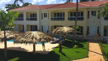 Vista frontal de la propiedad