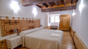 Ein Schlafzimmer mit einem großen Bett, einem Nachttisch, einem Holz-Kopfteil und einem Kleiderschrank.