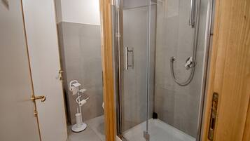 Apartment, Private Bathroom, City View (Rinidia Roma Centro) | Bathroom