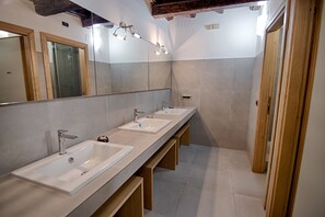 Apartment, Private Bathroom, City View (Rinidia Roma Centro) | Bathroom