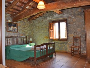 5 habitaciones, tabla de planchar con plancha, internet y ropa de cama