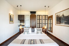 6 bedrooms, desk, iron/ironing board