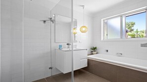 Bañera, secador de pelo y toallas