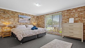 5 bedrooms, iron/ironing board, WiFi, bed sheets