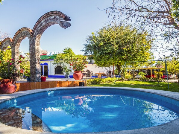 Una piscina al aire libre