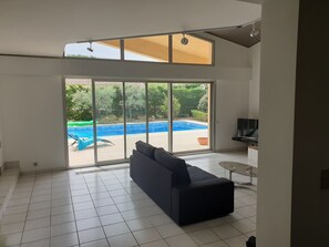 TV, fireplace, video games, table tennis