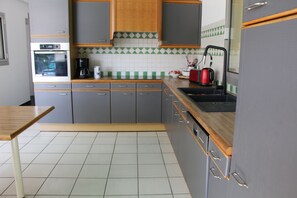 Fridge, microwave, oven, stovetop - House with swimming pool and pétanque court close to Luberon villages. (Robion)