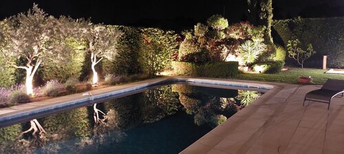 House with swimming pool and pétanque court close to Luberon villages.