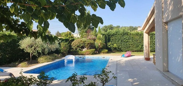 Una piscina al aire libre