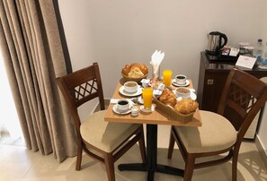 Free daily continental breakfast - Maxim Hotel (Cairo)