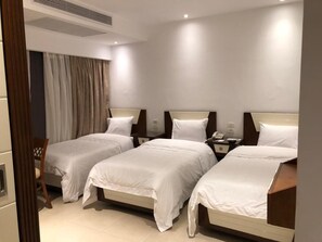 Minibar, in-room safe, desk, laptop workspace - Maxim Hotel (Cairo)