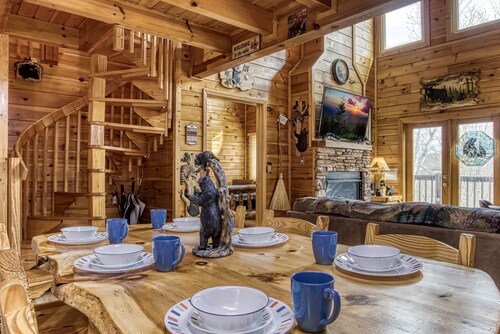 Mountain Memories, 2 bed / 2bath Cabin 1. 5 mi. Parkwayltä Sherwood Forestissa