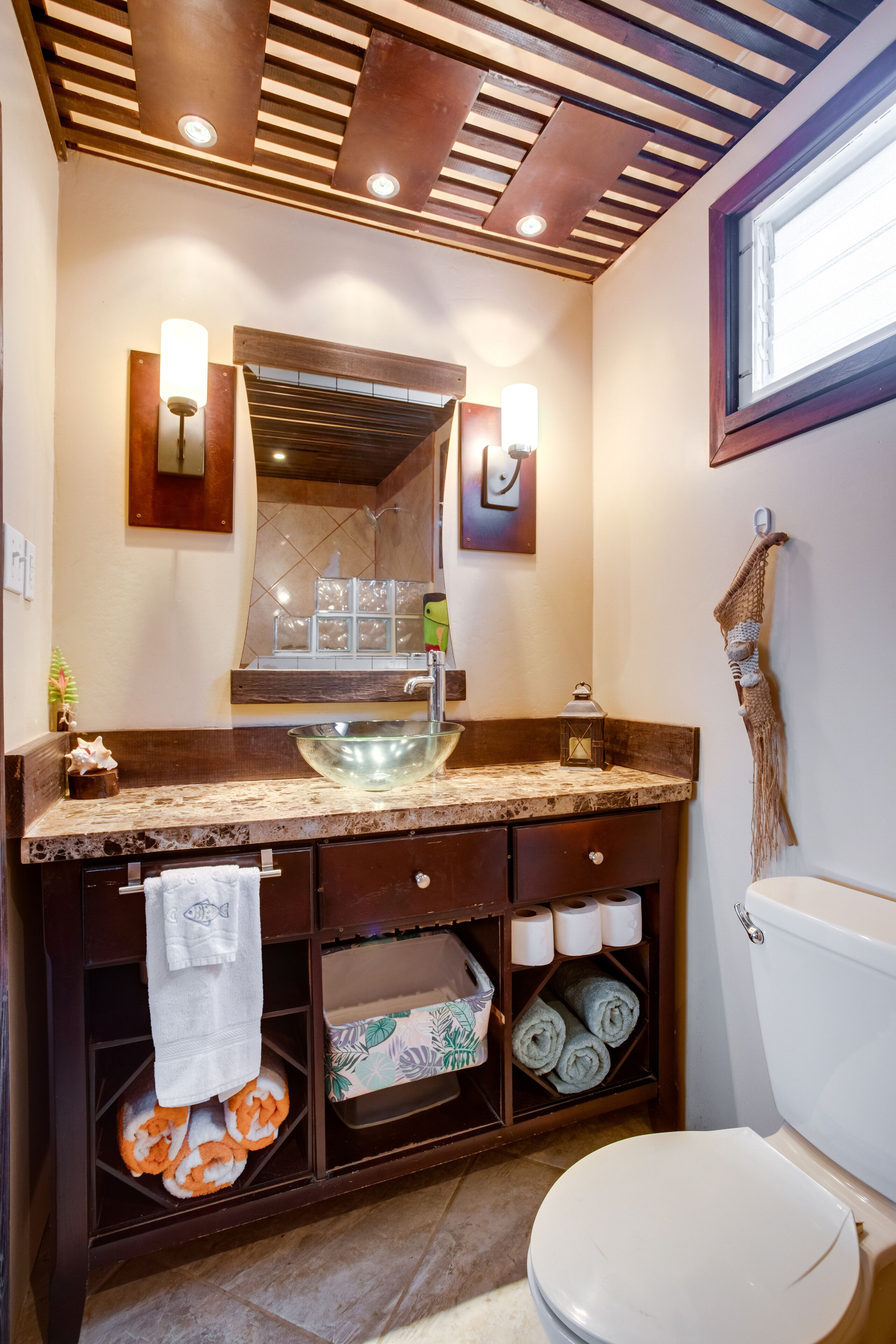 Classic Apartment | Bathroom | Shower, free toiletries, hair dryer, towels