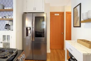 Réfrigérateur, four à micro-ondes, un four, surface de cuisson
