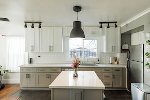 Kjøleskap, ovn, kokeplater og oppvaskmaskin