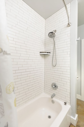 Douche, séchoir à cheveux, serviettes fournies, savon
