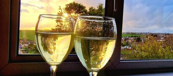 3 bedroom, 2 bathroom Brighton house, stunning views and free parking 