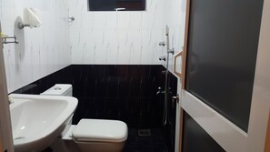Luxury-Villa, 4 Schlafzimmer | Badezimmer | Badewanne und Dusche (separat), kostenlose Toilettenartikel, Bidet