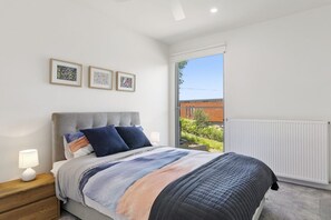 3 bedrooms, iron/ironing board, internet, bed sheets - Seahaven - Brilliant Location, Stunning Modern Features (Lorne)