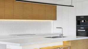 Réfrigérateur, four à micro-ondes, un four, surface de cuisson