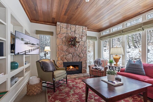 Smart TV, fireplace - 3-Min Walk to Lifts ⛷️ | Cozy Park City Retreat (Park City)