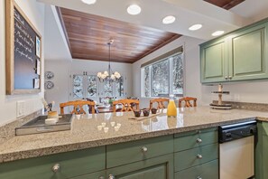 Fridge, microwave, oven, stovetop - 3-Min Walk to Lifts ⛷️ | Cozy Park City Retreat (Park City)