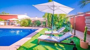 A swimming pool with lounge chairs and a pergola with an umbrella. - The Casita Spain Huércal-Overa by Ruralidays (Almería)