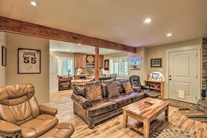 TV, fireplace, DVD player, books - Close to Donner Lake & Skiing: Truckee Getaway (Truckee)
