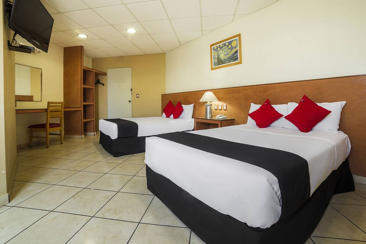 Habitación cuádruple estándar | Escritorio y ropa de cama