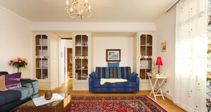 Tv, eldstad, dvd-spelare och böcker