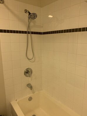 Ensemble douche/baignoire, sèche-cheveux, serviettes fournies, savon