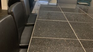 Uma sala de conferências com mesa salpicada de preto, cadeiras de couro, uma TV de tela plana e uma placa com a inscrição 'APRES SKI'.