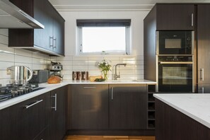 Fridge, microwave, oven, stovetop - Honeyhurst, Strawberryfield Park -  a lodge that sleeps 4 guests  in 2 bedrooms (Cheddar)