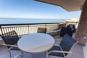 Outdoor dining - Spectacular condo with incredible views. Reformed. - only families (Playa de Gandía)