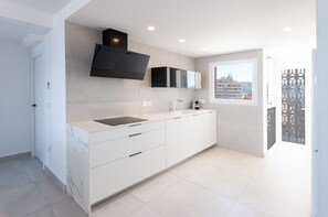 冷蔵庫、電子レンジ、オーブン、食器洗い機