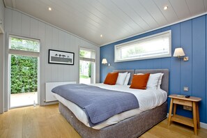 1 bedroom, desk, iron/ironing board, Internet