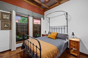 2 bedrooms, desk, soundproofing, iron/ironing board - Sunset Cottage - Yarra Valley (Healesville)