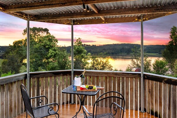 Outdoor dining - Sunset Cottage - Yarra Valley (Healesville)