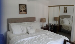 2 slaapkamers, een strijkplank/strijkijzer, gratis wifi, beddengoed