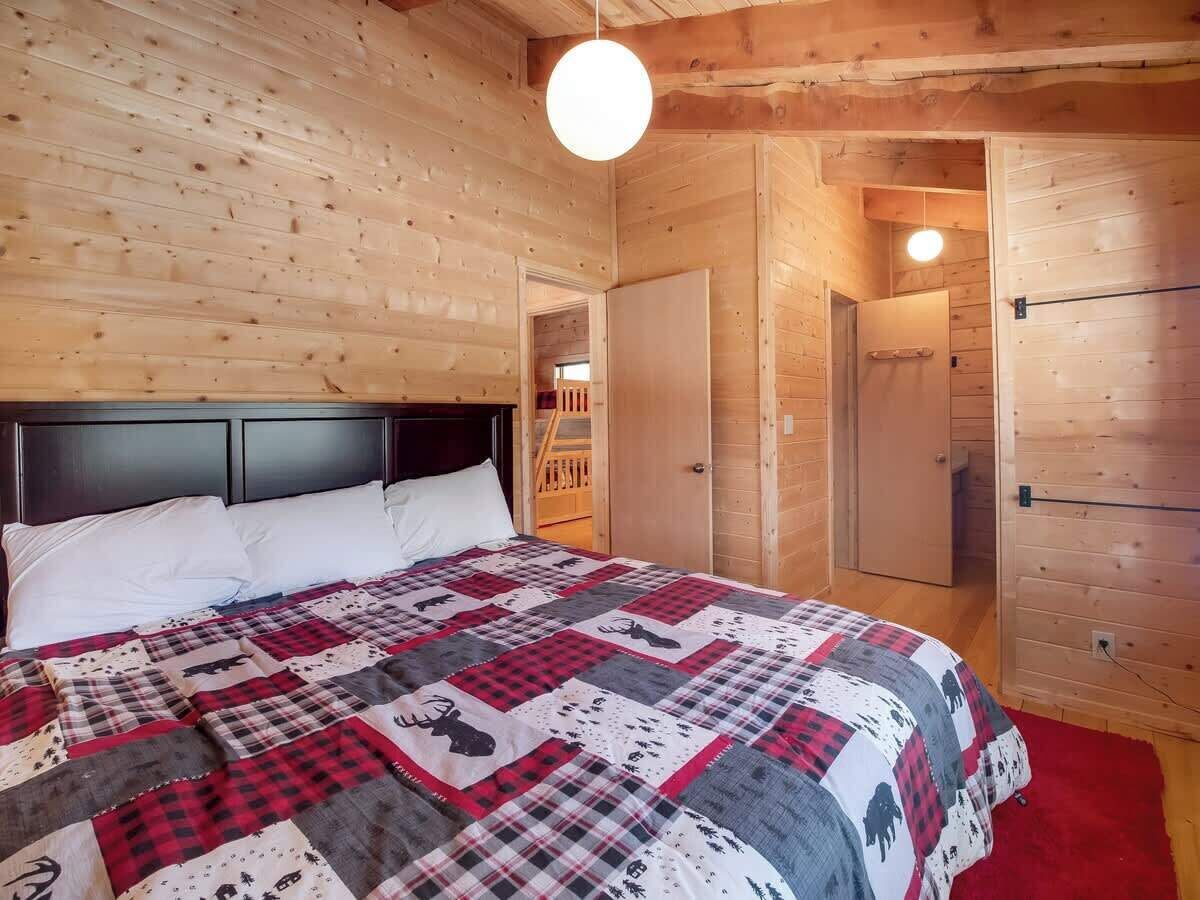 3 bedrooms, iron/ironing board, travel cot, WiFi