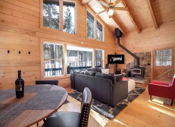 Televisión, chimenea y oficina 