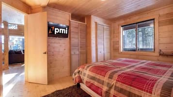 3 bedrooms, iron/ironing board, travel cot, WiFi