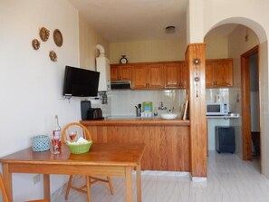 Een koelkast, een microgolfoven, een oven, een kookplaat